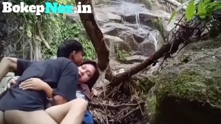 Bokep Smp Mesum Ngentot Di Wisata Terjun Air emut gede Body